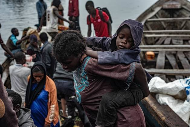 Bilder des Jahres 2025, News 01 Januar News Themen der Woche KW04 DR Kongo, Menschen fliehen vor M23-Rebellen nach Goma (250124) -- GOMA, Jan. 24, 2025 -- Displaced people are seen at the Nzulo port, near Goma, North Kivu province, eastern Democratic Republic of the Congo (DRC), on Jan. 23, 2025. The situation in the eastern DRC has deteriorated significantly, marked by escalating conflicts involving various armed groups, notably the M23 and the Allied Democratic Forces. The ongoing conflict has worsened the humanitarian situation in the region, displacing over 7 million people. About 237,000 individuals have been forced to abandon their homes since the beginning of 2025, according to the United Nations. (Photo by Xinhua) DR CONGO-GOMA-DISPLACED PEOPLE ZanemxNetyxZaidi