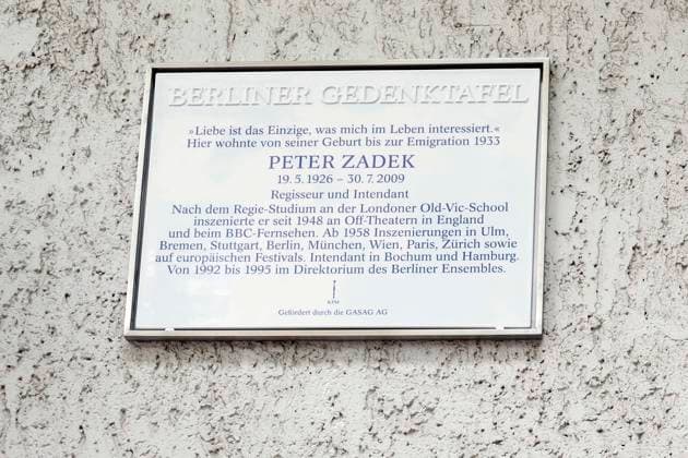 Peter Zadek, Commemorative plaque in Berlin to his Residence contains, druch Senator for Culture Klaus Lederer and Subsidiary Miriam Zadek, Berlin Germany, Germany