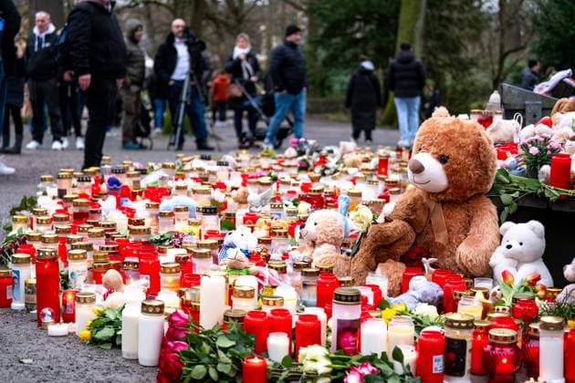 Aschaffenburg After the knife attack in Aschaffenburg Mourning candles, flowers and cuddly toys lie at the scene after two people, including a child, were killed in a knife attack in Aschaffenburg on January 22, 2025, 24 01 2025 Copyright: xEibner-Pressefoto FlorianxWiegandx EP_FWD