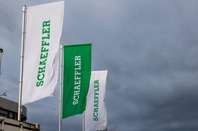 Schaeffler corporate headquarters, Herzogenaurach, 26 01 2025 The picture shows three flags with the Schaeffler logo in front of the headquarters of the globally active group Schaeffler is a leading supplier in the automotive and industrial sectors, specializing in precision technology, bearings, drive systems and innovations in mobility Herzogenaurach Bavar 20250126-6V2A6642-M4000