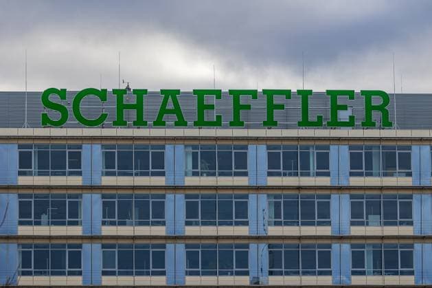 Schaeffler corporate headquarters, Herzogenaurach, 26 01 2025 Schaeffler AG logo on the roof of the corporate headquarters in Herzogenaurach Schaeffler is a globally active group and a leading supplier in the fields of automotive and industrial applications The company 20250126-6V2A6683-M4000
