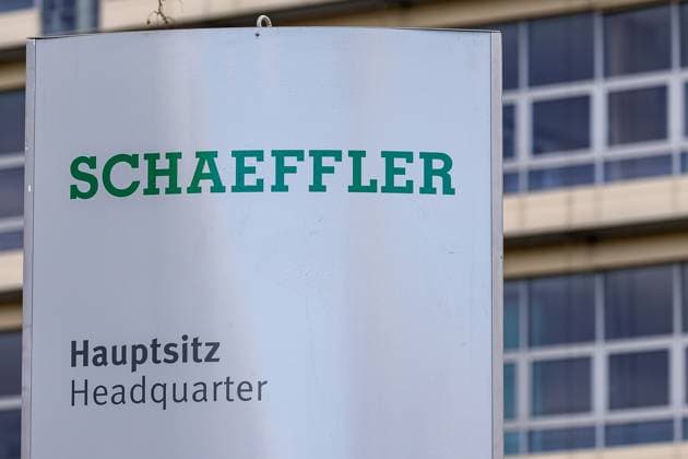 Schaeffler corporate headquarters, Herzogenaurach, 26 01 2025 Logo of Schaeffler AG and the inscription Headquarters in front of the corporate headquarters in Herzogenaurach Schaeffler is a global leader in the automotive and industrial sectors Herzogenaurach Bavaria Germany 20250126-6V2A6685-M4000
