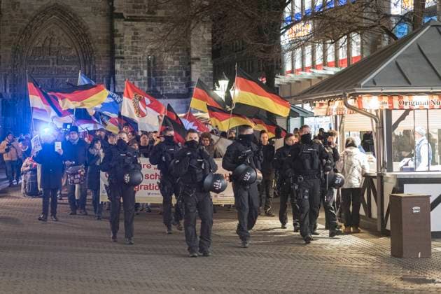 27 01 2025, Right-wing extremist demo counter-demo, Nuremberg Around 150 people attended Monday evenings right-wing extremist rally organized by Nurembergs self-proclaimed Team Menschenre