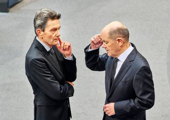 Migration debate in the Bundestag Rolf Mützenich Olaf Scholz EUR, DEU, Berlin, 29 01 2025 Federal Chancellor Olaf Scholz in in-depth discussion with Rolf Mützenich Chairman of the SPD parliamentary group in the Bundestag Before the start of the migration debate in the Bundestag