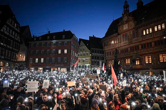 Tuebingen 31 01 2025 Demo, the firewall burns, sea of lights for human rights and democracy on the Tuebingen market square Overview, thousands of demonstrators with sea of lights in front of the town hall re Ulmer