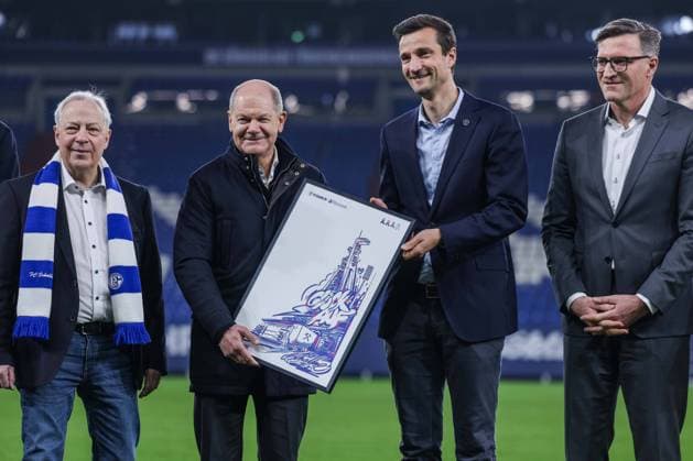 SPD election campaign tour on 04 02 2025 in the Arena aufSchalke Olaf Scholz Federal Chancellor Federal candidate for Chancellor Social Democratic Party of Germany , left Matthias Tillmann Chairman of the Board FC Schalke 04 , right xJRx