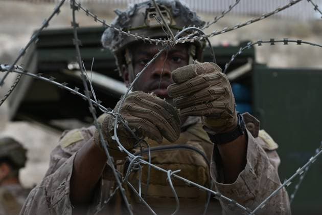 News Bilder des Tages February 6, 2025, Tijuana, Baja California, Mexico: A member of the US Marine Corps installing concertina wire along the US-Mexico border wall in San Diego, California, seen from Tijuana, Mexico in between the San Diego-Tijuana border fences of Colonia Libertad on Thursday, February 06, 2025. The Defense Department deployed 1,600 active-duty troops to the border during US President Donald Trumpâ€⠢s first week in office. Tijuana Mexico - ZUMAm180 20250206_zip_m180_001 Copyright: xCarlosxA.xMorenox
