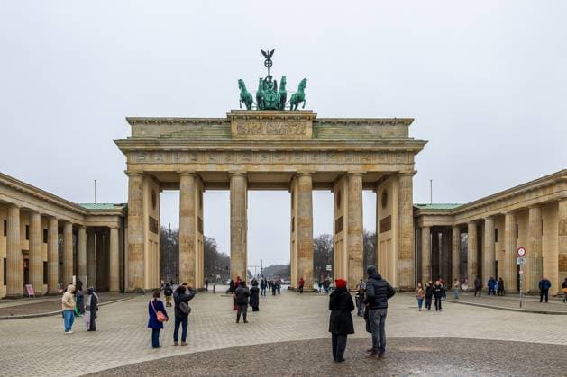 Brandenburg Gate, Berlin, 05 02 2025 The Brandenburg Gate, on a cloudy day The citys landmark with the Quadriga sculpture on the roof is in the center of the shot Several tourists and passers-by can be seen on the square in front of it, some taking photos, others walking or talking Berlin Mitte Berlin Germany 20250205-6V2A8031-HDR-M4000