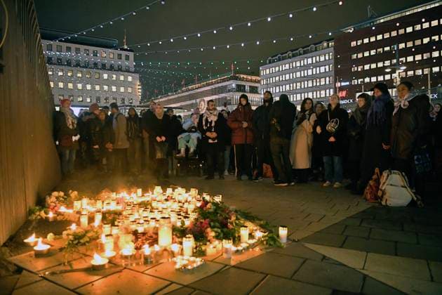 STOCKHOLM, SWEDEN 20250207 Demonstration on Friday evening at Sergels Torg to honor the victims of the school shooting at Risbergska school in Örebro STOCKHOLM SWEDEN x12190x  Copyright: xViktoriaxBank TTx MANIFESTATION PA SERGELS TORG FÖR SKOLSKJUTNINGEN I ÖREBRO Iip3e17scfs