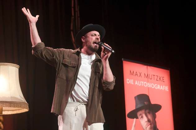 Max Mutzke at the musical reading from his autobiography So viel mehr at the Pavillon Hannover, 07 02 2025 Foto:xN.xHeuselx xFuturexImagex mutzke_5204