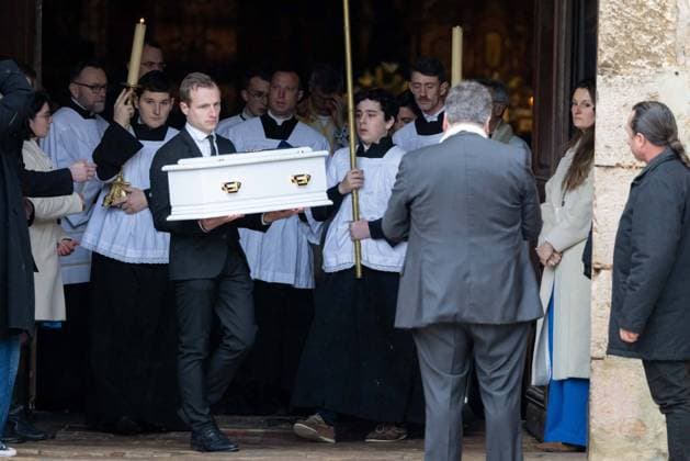 Bilder des Jahres 2025, News 02 Februar News Themen der Woche KW06 News Bilder des Tages Funeral of Emile In Saint-Maximin-la-Sainte-Baume A pall-bearer carries the coffin, next to Marie and Colomban Soleil, the parents of Emile, who went missing in 2023 and whose remains were found in March 2024, during the funeral ceremony in Saint-Maximin-la-Sainte-Baume, southern France, on February 8, 2025. Emile, a two-and-a-half year old boy went missing while at the summer home of his grandparents in the French Alpine tiny hamlet of Le Haut-Vernet on July 8, 2023. Photo by Shootpix ABACAPRESS.COM Saint-Maximin-la-Sainte-Baume France Copyright: xShootpix ABACAx