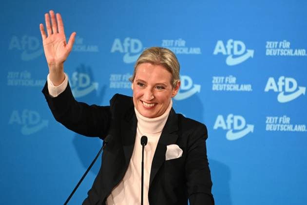 Alice Weidel candidate for chancellor of the AfD, waving, single image, cropped single motif, half figure, half figure, AfD election campaign event on 09 02 2025 in Heidenheim