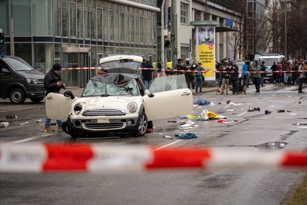 Bilder des Jahres 2025, News 02 Februar News Themen der Woche KW07 News Bilder des Tages Munich, Bavaria, Germany - February 13, 2025: A car crashes into a crowd of people at a Verdi demonstration in downtown Munich. The damaged car