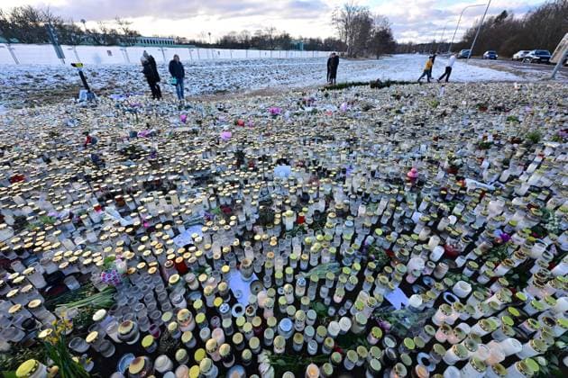 OREBRO, SWEDEN 20250213 Candles and flowers at the memorial site outside Campus Risbergska in Örebro where ten people died in a school shooting last week OREBRO SWEDEN x9200x  Copyright: xBjörnxLarssonxRosvall TTx SKOLSKJUTNINGEN ÖREBRO 50REutZjioc