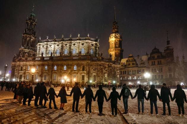 A human chain in front of the Hofkirche in Dresden on Thursday 13 February 2025 commemorated the victims of the Second World War and the destruction of the city 80 years ago Between 1 Copyright: epd-bild MatthiasxSchumann epd-Dresden_Gedenken9-kopieren