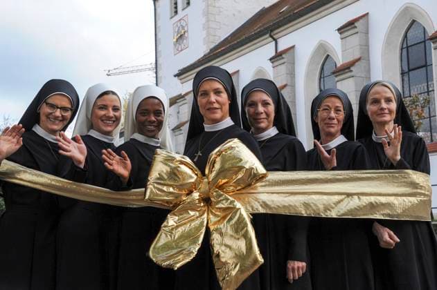 Andrea Sihler Sister Hidegard , Mareike Linden Meyer Novice Claudia , Denise M Baye Novice Lele , Janina Hartwig Sister Hanna , Nina Hoger Superior Theodora Karin Gregorek Sister Felicitas and Emanuela from Frankenberg Sister Agnes pose with a Golden Birthday ribbon at Photo sessi