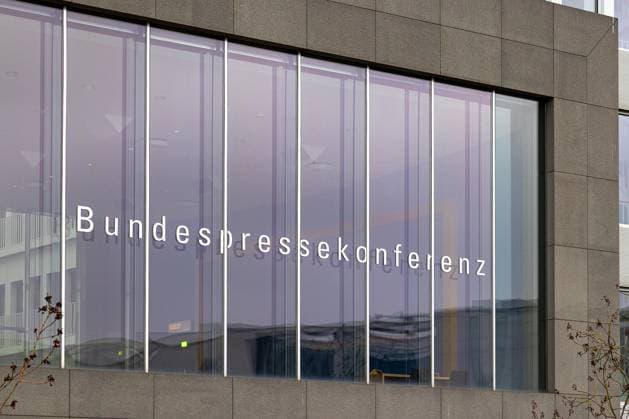 Building of the Federal Press Conference, Berlin, 07 02 2025 Exterior view of the Federal Press Conference building on Schiffbauerdamm The large glass façade reflects the surroundings, while the Bundespressekonferenz lettering is clearly visible Berlin Mitte Berlin Germany 20250207-6V2A8216-M4000