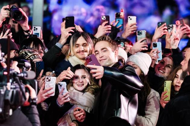 Bilder des Jahres 2025, Entertainment 02 Februar Entertainment Themen der Woche KW07 Entertainment Bilder des Tages Special Gala of Mickey 17 , Berlinale Palast, Berlin, Germany Robert Pattinson with fans at the Special Gala of Mickey 17 during Berlinale (Berlin Film Festival) at Berlinale Plast, Berlin, , Germany on 15 February 2025. Picture, Credit:Julie Edwards Avalon Germany, Potsdammer Platz, Berlin, Berlinale Plast Copyright: xJuliexEdwardsx xAvalonx 0964476053