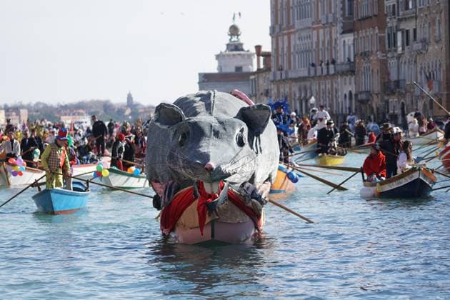 Bilder des Jahres 2025, News 02 Februar News Themen der Woche KW07 News Bilder des Tages February 16, 2025, Venezia, Italia: La Pantegana gigante in testa al corteo di barche sul Canal Grande, in apertura del carnevale veneziano dedicato al Tempo di Casanova , Venezia, 16 febbraio 2025. The giant Pantegana at the head of the procession of boats on the Grand Canal, at the opening of the Venetian carnival dedicated to the Time of Casanova, in Venice, Italy, 16 February 2025. ANSA ANDREA MEROLA Venezia Italia - ZUMAa110 20250216_zaf_a110_115 Copyright: xAndreaxMerolax xZ82x