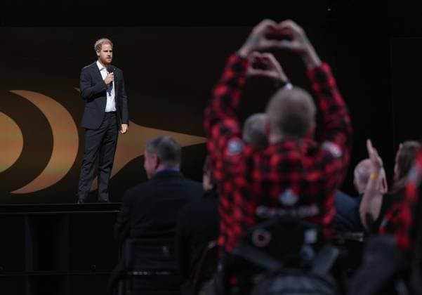 Bilder des Jahres 2025, Entertainment 02 Februar Entertainment Themen der Woche KW07 Entertainment Bilder des Tages February 16, 2025, Vancouver, Bc, CANADA: Prince Harry, the Duke of Sussex, speaks as Canadian athletes gesture during the 2025 Invictus Games closing ceremony, in Vancouver, B.C., Sunday, Feb. 16, 2025. Vancouver CANADA - ZUMAc35_ 20250216_zaf_c35_167 Copyright: xDarrylxDyckx