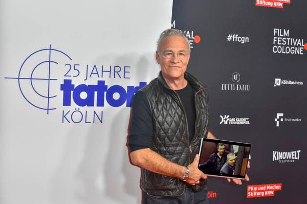 Klaus J Behrendt Actors with Photo of absent Colleagues Dietmar Baer at the Red Carpet at the Premiere of ARD Crime scene Track of Blood at Film Festival Cologne, 25 Years Crime scene Cologne from WDR at Filmpalast Cologne on Friday 21 October 2022 NRW Germany