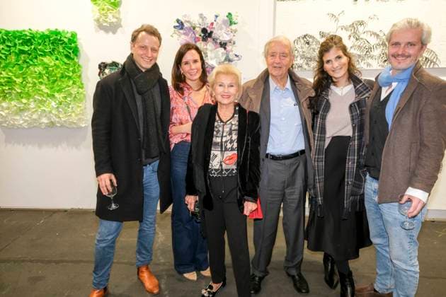 Heinrich and Annette from Rantzau Middle with the Sons Johann Heinrich from Rantzau and D Anna Brandenburg l and Georg and Ann Mari from Rantzau r to Guest at the Vernissage to Exhibition Affordable Art Fair Hamburg 2022 Art fair with 85 Galleries from 17 Countries on Wednesday 09 November 2022 in the Exhibition Hamburg HH Germany