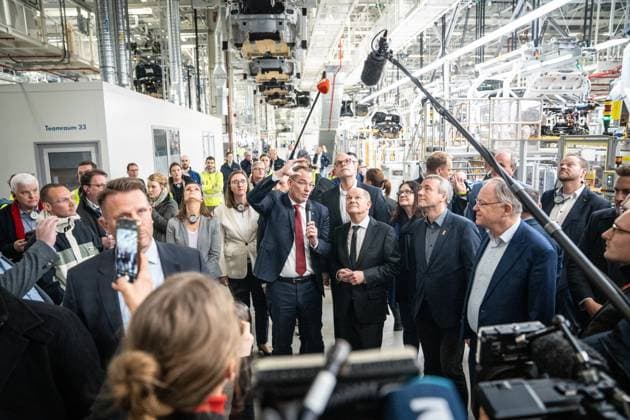 Federal Chancellor visits VW plant in Emden Production site Volkswagem ID 7 Olaf Scholuz during the plant tour Federal Chancellor visits VW plant in Emden Production site Volkswagem ID 7 Olaf Scholuz during the plant tour, Emden Lower Saxony Germany VW plant