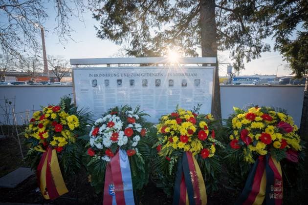 Commemoration with wreaths on the fifth anniversary of the attack in Hanau at the graves of the victims buried in Hanaus main cemetery Photo from 19 02 2025 On Wednesday, 19 02 2025, the city of Hanau commemorates the nine citizens from immigrant fami Copyright: epd-bild TimxWegner epd-Gedenkstunde_Hanau2 - Kopieren