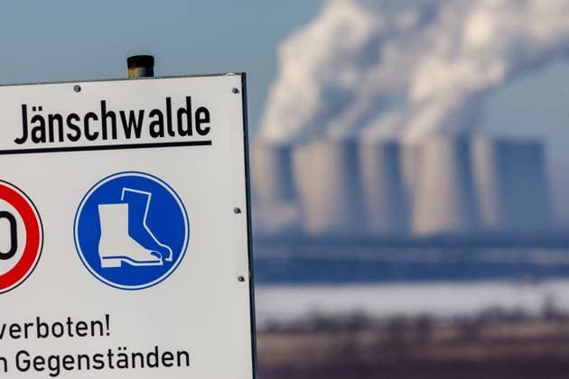 Jaenschwalde power plant DEU Germany Brandenburg Griessen, 19 02 2025, Jaenschwalde lignite-fired power plant, view of the Jaenschwalde LEAG power plant on a frosty winter morning in February, the already closed Jaenschwalde opencast mine can be seen in the foreground AF_Griessen_2025_55371