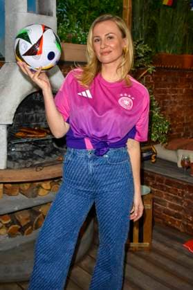 Ania Niedieck, all what counts em Football the Actress at Shirt the Germans Football National team and with Fan Article, the Actors the RTL Daily Soaps all what counts and at us are already at Football em Fieder and give all at Good Mood for the German Football National team