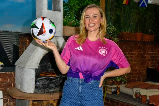 Ania Niedieck, all what counts em Football the Actress at Shirt the Germans Football National team and with Fan Article, the Actors the RTL Daily Soaps all what counts and at us are already at Football em Fieder and give all at Good Mood for the German Football National tea