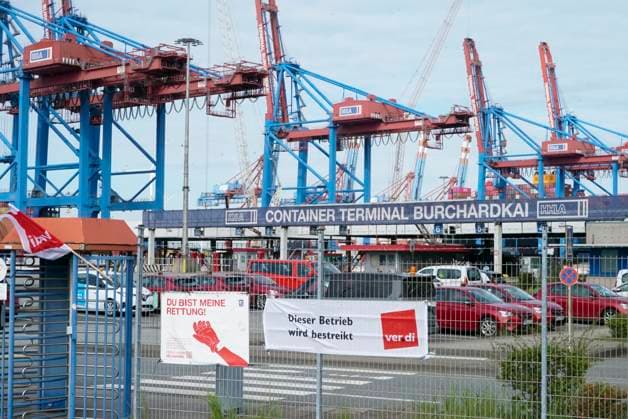 Hamburg the Dockworkers are again at the Street gone the Port is again silent Warnstreik at the HHLA Hamburg Port and Logistics AG with Posters Verdi Flags Banner transparent this Operation will bestreikt none Containerabfertigung on Hamburg Port Burchardkai it become to the Terminals none Container Checked in the S