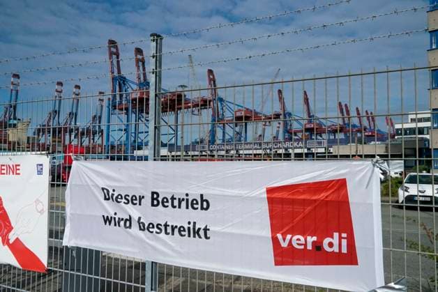 Hamburg the Dockworkers are again at the Street gone the Port is again silent Warnstreik at the HHLA Hamburg Port and Logistics AG with Posters Verdi Flags Banner transparent this Operation will bestreikt none Containerabfertigung on Hamburg Port Burchardkai it become to the Terminals none Container Checked in the S