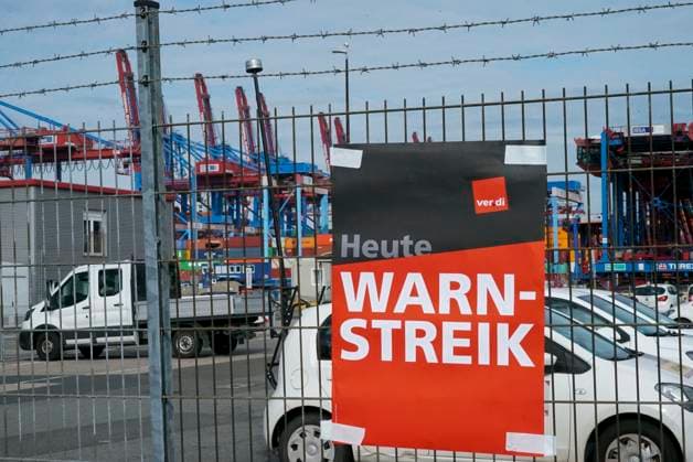 Hamburg the Dockworkers are again at the Street gone the Port is again silent Warnstreik at the HHLA Hamburg Port and Logistics AG with Posters Verdi Flags Banner transparent this Operation will bestreikt none Containerabfertigung on Hamburg Port Burchardkai it become to the Terminals none Container Checked in the S