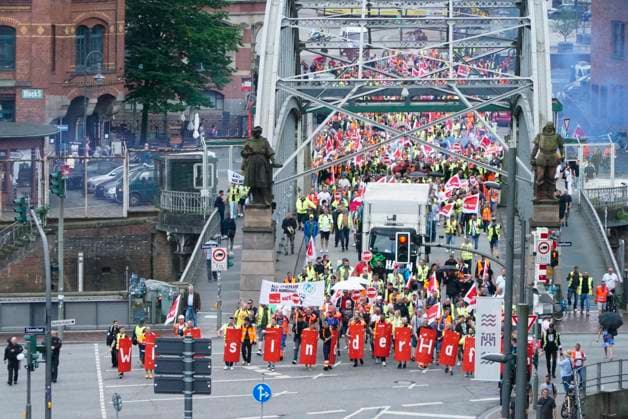 Hamburg Demonstration the Dockworkers with Verd I Flags Banner transparent with the Inscription We are the Port Hundreds demand more Wages and better Working conditions the Demonstration led to mas