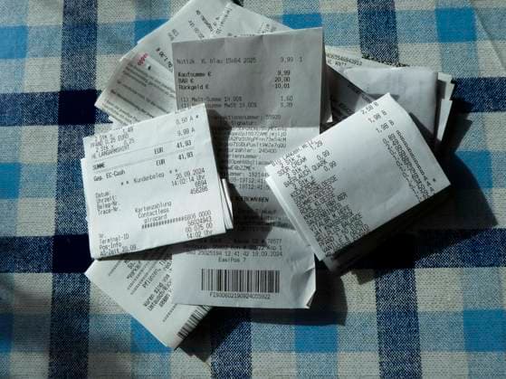 1124 Symbol image Budget receipt a Bunch Kassenbons is at a Table a receipt is a automatically from electronic Or computer POS systems Or Cash registers generated Document via the Purchase and the Payment from Goods Or Services HH Germany