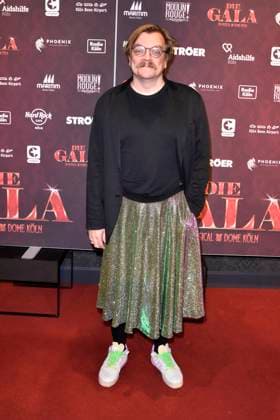Nilz Bokelberg, actually Nils Bokelberg the presenter carries a Rock to Guest at the Red Carpet at the Koelner AIDS Gala the Gala at Musical Dome on 02 December 2024 in Cologne NRW Germany