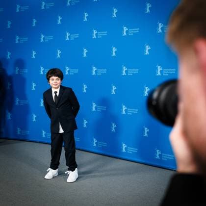 Bilder des Jahres 2025, Entertainment 02 Februar Entertainment Themen der Woche KW08 Entertainment Bilder des Tages Photocall for The Safe House , Grand Hyatt Berlin, Berlin, Germany Ethan Chimienti seen at the Photocall for The Safe House during Berlinale (Berlin Film Festival) at Grand Hyatt Berlin, Berlin, , Germany on 20 February 2025. Picture, Credit:Julie Edwards Avalon Germany, Potsdammer Platz, Berlin, Grand Hyatt Berlin Copyright: xJuliexEdwardsx xAvalonx 0966517560