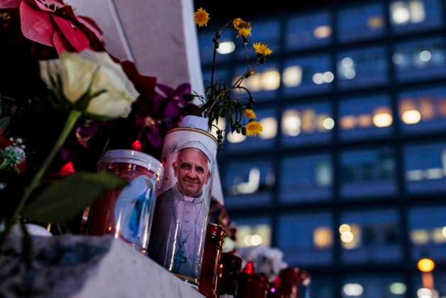 Bilder des Jahres 2025, News 02 Februar News Themen der Woche KW08 News Bilder des Tages Pope Francis hospitalized at Gemelli hospital in Rome People place candles under the statue of John Paul II at the entrance to the Gemelli hospital, where Pope Francis is hospitalized, in Rome, Italy, 20 February 2025. Pope Francis is continuing to do some work while he is being treated for bronchitis and double pneumonia, Pope Francis was hospitalized on 14 February due to a respiratory tract infection. Rome, Italy, 20 Feb 2025, Credit:Francesco Fotia Avalon Italy, Italia, Rome Copyright: xFrancescoxFotiax xAvalonx 0966556531