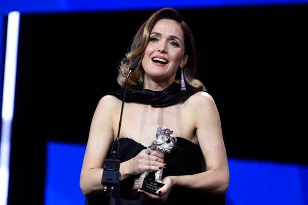 Rose Byrne with the Silver Bear for Best Acting Performance in a Leading Role for If I Had Legs I™d Kick You at the Closing Ceremony and Award Ceremony at the Berlinale 2025 75 Berlin International Film Festival at the Berlinale Palast Berlin, 22 02 2025 Foto:xN.xKubelkax xFuturexImagex closing_berlinale_5388