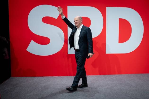 SPD election party for the 2025 federal election Chancellor Olaf Scholz waves to his supporters as a thank you for their support in the election campaign on the stage of the SPD election party for the 2025 federal election, Berlin , 23 02 2025 Berlin Berlin Germany