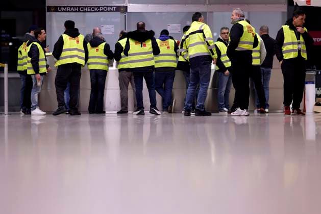 Wage dispute in the public sector The wave of warning strikes in the public sector hits Düsseldorf and Cologne Bonn airports for the first time in NRW A one-day warning strike by the Verdis union has begun at Cologne Bonn Airport Strikers stand in the terminal with vests that say together goes more and protest for fair wages Cologne, 23 02 2025 NRW Germ Copyright: xChristophxHardtx