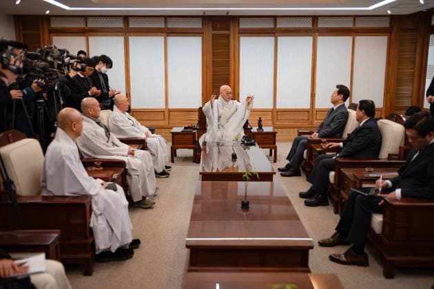 Bilder des Jahres 2025, News 02 Februar News Themen der Woche KW09 Bilder des Jahres 2025, News 02 Februar News Bilder des Tages Lee Jae-myung, Leader Of The Democratic Party Of Korea, Visits Jinwoo, President Of The Jogye Order Jinwoo (center), president of the Jogye Order of Korean Buddhism, meets with Lee Jae-myung (right), leader of the Democratic Party of Korea, at the Korean Buddhist History and Culture Memorial Hall in Jogyesa Temple, Jongno District, Seoul, on February 24, 2025. Seoul South Korea Copyright: xChrisxJungx originalFilename: jung-leejaemy250224_np0mk.jpg