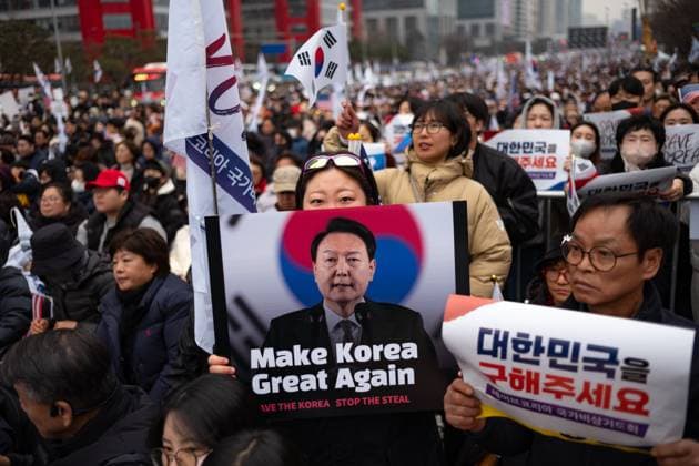 Bilder des Jahres 2025, News 03 März News Themen der Woche KW09 News Bilder des Tages Thousands Rally In Seoul Calling For President Yoon™s Release And Impeachment Dismissal Thousands of participants gather in front of IFC in Yeouido, Seoul, South Korea, for the Save Korea rally, organized by Segero Church of the Presbyterian Church in Korea (Kosin) in Songjeong-dong, Gangseo-gu, Busan. The rally calls for the release of President Yoon Suk-yeol and the dismissal of his impeachment. Supporters of Yoon, mainly Protestant church members, along with lawmakers from the ruling People Power Party, attend the gathering. Seoul South Korea Copyright: xChrisxJungx originalFilename: jung-thousand250301_npXpM.jpg