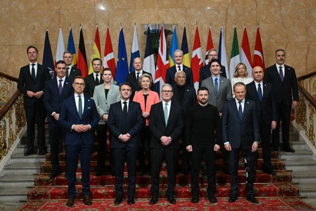 Bilder des Jahres 2025, News 03 März News Themen der Woche KW09 News Bilder des Tages . 02 03 2025. London, United Kingdom. (Back row L-R) NATO secretary General Mark Rutte, Netherlands Prime Minister Dick Schoof, Sweden s Prime Minister Ulf Kristersson, Germany s Chancellor Olaf Scholz, Norway s Prime Minister Jonas Gahr Store, Czech Republic s Prime Minister Petr Fiala, Turkey s Minister of Foreign Affairs Hakan Fidan, (Middle row L-R) Spain s Prime Minister Pedro Sanchez, Denmark s Prime Minister Mette Frederiksen, European Commission President Ursula von der Leyen, European Council President Antonio Costa, Canada s Prime Minister Justin Trudeau, Italy s Prime Minister Giorgia Meloni, Romania s Interim President Ilie Bolojan, (Front row L-R) Finland s President Alexander Stubb, France s President Emmanuel Macron, Britain xPoolx xi-Imagesx IIM-25773-0011