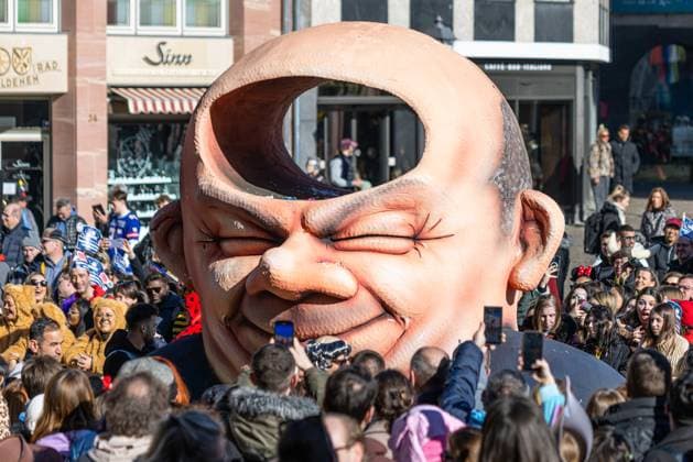 Carnival parade in Frankfurt am Main The Frankfurt carnival parade will pass through the Römerberg in Frankfurt am Main on 02 03 2025 A float shows Federal Chancellor Olaf Scholz SPD with a hollow head Frankfurt am Main Römerberg Hesse Germany 2025-03-02_ffm_fasching_umzug_12