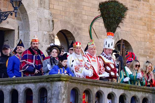 Cologne Carnival, Rosenmontagszug 2025 The Cologne triumvirate 2025 with Prince Rene Rene Kloever , Farmer Michael Michael Samm and Maid Marlis Hendrik Ermen celebrate on the balcony of the Severinstorburg at the beginning of the Rosenmontagszug 2025, Cologne, 03 03 2025 Cologne NRW Germany