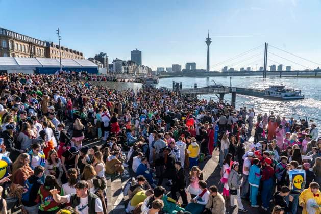 Rose Monday parade in Düsseldorf, after the parade thousands of mostly young people in the old town, on the banks of the Rhine, on the Rhine steps at Burgplatz, NRW, Germany Rose Monday parade DUS