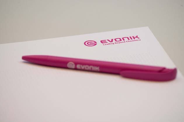 Writing pad and ballpoint pen from Evonik, feature, symbolic photo, border motif, Annual Press Conference of Evonik Industries AG in Essen, 05 03 2025