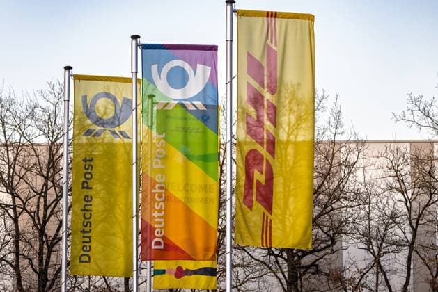 Deutsche Post Nuremberg branch, 06 03 2025 Deutsche Post and DHL flags in front of a parcel center in Nuremberg The night before, the trade union ver di went on strike at parcel centers in Bavaria, including the 20250306-286A0670-M4000